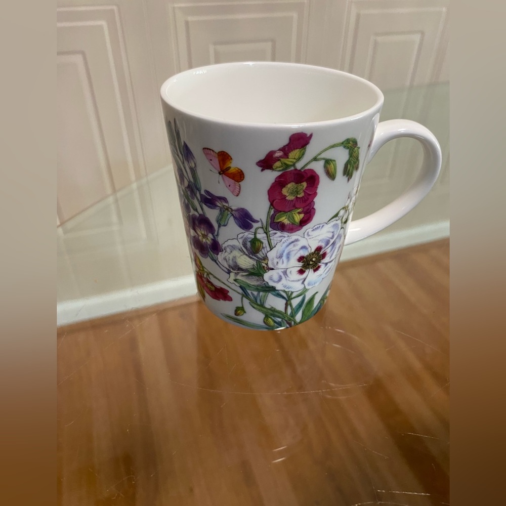 - - Brand New Beutiful Multicolor Floral Stechcol Mug .